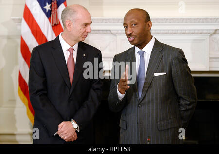 Washington, DC. Il 23 febbraio, 2017. Juan Luciano (L) il Presidente/presidente/CEO di Archer-Daniels-Midland Co e Kenneth Frazier (R) Presidente e CEO di Merck a partecipare a una sessione di ascolto con il CEO di fabbricazione nello stato in sala da pranzo della Casa Bianca nel febbraio 23, 2017 a Washington, DC. Credito: Olivier Douliery/Piscina via CNP Foto: Olivier Douliery/consolidato Notizie Foto/Olivier Douliery - Piscina via CNP/dpa/Alamy Live News Foto Stock