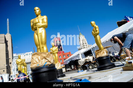 Los Angeles, Stati Uniti d'America. 24 Febbraio, 2017. I lavoratori di vernice statuette di Oscar con il colore oro durante la preparazione dell'ottantanovesimo Academy Awards in Dolby Theatre di Hollywood, in California, negli Stati Uniti, febbraio 24, 2017. Credito: Zhang Chaoqun/Xinhua/Alamy Live News Foto Stock