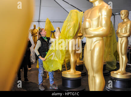 Los Angeles, Stati Uniti d'America. Il 21 febbraio, 2017. Un lavoratore prepara Oscar statuette durante la preparazione dell'ottantanovesimo Academy Awards in Dolby Theatre di Hollywood, in California, negli Stati Uniti, febbraio 21, 2017. Credito: Zhang Chaoqun/Xinhua/Alamy Live News Foto Stock