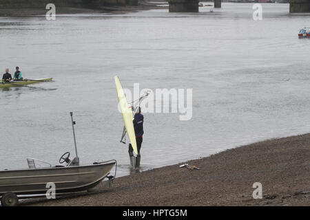 Putney Londra, Regno Unito. Il 25 febbraio, 2017. I rematori in rappresentanza di varie società remiere, scuole e centri di formazione pratica sul Fiume Tamigi come il British stagione remiera entra in inverno per la testa di razze e Henley Regatta Credito: amer ghazzal/Alamy Live News Foto Stock