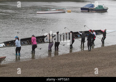 Putney Londra, Regno Unito. Il 25 febbraio, 2017. I rematori in rappresentanza di varie società remiere, scuole e centri di formazione pratica sul Fiume Tamigi come il British stagione remiera entra in inverno per la testa di razze e Henley Regatta Credito: amer ghazzal/Alamy Live News Foto Stock