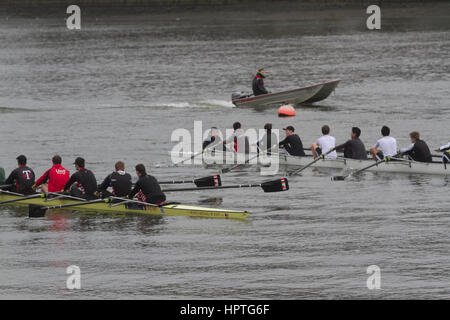 Putney Londra, Regno Unito. Il 25 febbraio, 2017. I rematori in rappresentanza di varie società remiere, scuole e centri di formazione pratica sul Fiume Tamigi come il British stagione remiera entra in inverno per la testa di razze e Henley Regatta Credito: amer ghazzal/Alamy Live News Foto Stock