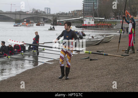 Putney Londra, Regno Unito. Il 25 febbraio, 2017. I rematori in rappresentanza di varie società remiere, scuole e centri di formazione pratica sul Fiume Tamigi come il British stagione remiera entra in inverno per la testa di razze e Henley Regatta Credito: amer ghazzal/Alamy Live News Foto Stock