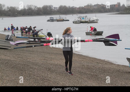 Putney Londra, Regno Unito. Il 25 febbraio, 2017. I rematori in rappresentanza di varie società remiere, scuole e centri di formazione pratica sul Fiume Tamigi come il British stagione remiera entra in inverno per la testa di razze e Henley Regatta Credito: amer ghazzal/Alamy Live News Foto Stock