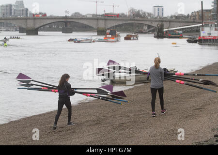 Putney Londra, Regno Unito. Il 25 febbraio, 2017. I rematori in rappresentanza di varie società remiere, scuole e centri di formazione pratica sul Fiume Tamigi come il British stagione remiera entra in inverno per la testa di razze e Henley Regatta Credito: amer ghazzal/Alamy Live News Foto Stock