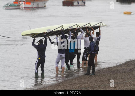 Putney Londra, Regno Unito. Il 25 febbraio, 2017. I rematori in rappresentanza di varie società remiere, scuole e centri di formazione pratica sul Fiume Tamigi come il British stagione remiera entra in inverno per la testa di razze e Henley Regatta Credito: amer ghazzal/Alamy Live News Foto Stock