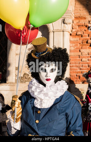 Venezia, Italia. Il 25 febbraio 2017. Persone che indossano costumi di carnevale lungo e i marchi pongono durante il sorgere del sole in San Marco vicinanze e sul lungomare, il 25 febbraio 2017 a Venezia, Italia. Il 2017 Carnevale di Venezia corre dal 11 al 28 febbraio e comprende un programma di cene di gala, sfilate, danze, balli mascherati ed eventi musicali. ©pmgimaging/Alamy Live News Foto Stock