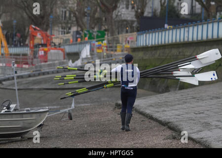 Putney Londra, Regno Unito. Il 25 febbraio, 2017. I rematori in rappresentanza di varie società remiere, scuole e centri di formazione pratica sul Fiume Tamigi come il British stagione remiera entra in inverno per la testa di razze e Henley Regatta Credito: amer ghazzal/Alamy Live News Foto Stock