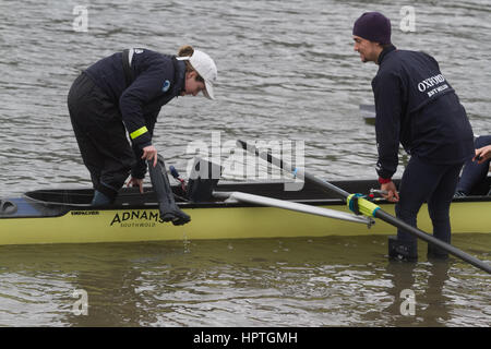 Putney Londra, Regno Unito. Il 25 febbraio, 2017. I membri del team dell'Università di Oxford gamma prendere per le acque per la pratica per la imminente university boat race contro Cambridge in Putney Credito: amer ghazzal/Alamy Live News Foto Stock