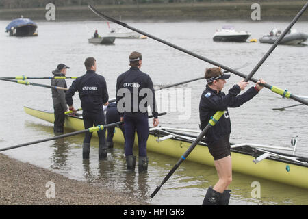 Putney Londra, Regno Unito. Il 25 febbraio, 2017. I membri del team dell'Università di Oxford gamma prendere per le acque per la pratica per la imminente university boat race contro Cambridge in Putney Credito: amer ghazzal/Alamy Live News Foto Stock