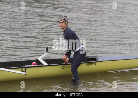 Putney Londra, Regno Unito. Il 25 febbraio, 2017. I membri del team dell'Università di Oxford gamma prendere per le acque per la pratica per la imminente university boat race contro Cambridge in Putney Credito: amer ghazzal/Alamy Live News Foto Stock