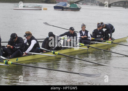 Putney Londra, Regno Unito. Il 25 febbraio, 2017. I membri del team dell'Università di Oxford gamma prendere per le acque per la pratica per la imminente university boat race contro Cambridge in Putney Credito: amer ghazzal/Alamy Live News Foto Stock