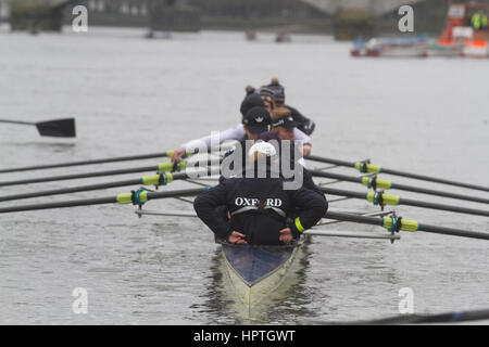 Putney Londra, Regno Unito. Il 25 febbraio, 2017. I membri del team dell'Università di Oxford gamma prendere per le acque per la pratica per la imminente university boat race contro Cambridge in Putney Credito: amer ghazzal/Alamy Live News Foto Stock