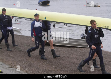 Putney Londra, Regno Unito. Il 25 febbraio, 2017. I membri del team dell'Università di Oxford gamma prendere per le acque per la pratica per la imminente university boat race contro Cambridge in Putney Credito: amer ghazzal/Alamy Live News Foto Stock