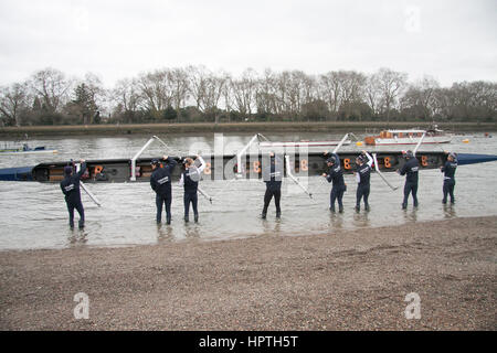 Putney Londra, Regno Unito. Il 25 febbraio, 2017. I membri del team dell'Università di Oxford gamma prendere per le acque per la pratica per la imminente university boat race contro Cambridge in Putney Credito: amer ghazzal/Alamy Live News Foto Stock