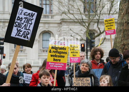 A Downing Street, Londra, Regno Unito. Il 25 febbraio, 2017. I manifestanti di dimostrare al di fuori di Downing Street chiamando il governo del Regno Unito a riconsiderare la fine delle copie Modifica schema che consente di un bambino senza accompagnatore rifugiato migranti un passaggio sicuro nel Regno Unito. Signore duplicazioni arrivati nel Regno Unito se stesso come un bambino profugo, lungo con quasi 10.000 prevalentemente bambini ebrei che erano in fuga controllata nazista in Europa. Credito: Dinendra Haria/Alamy Live News Foto Stock