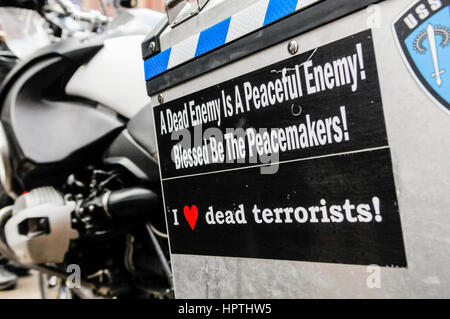 Belfast, Irlanda del Nord. 25 Feb 2017 - un motociclo bauletto con adesivi dicendo "morto un nemico è un tranquillo nemico! Benedetto sia gli operatori di pace!' e 'I [cuore] morto terroristi!' Foto Stock