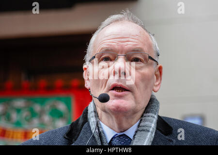 Belfast, Irlanda del Nord. 25 Feb 2017 - Free ministro presbiteriano, Reverendo David McIlveen, conduce il ricordo dei servizi per due Ulster Defence Regiment soldati, Federico Starrett e James Cummings, ucciso da una bomba dell'IRA 24/02/1988 Foto Stock