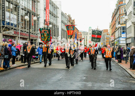 Belfast, Irlanda del Nord. 25 Feb 2017 - Il colore arancione per tenere un ricordo servizio per due Ulster Defence Regiment soldati, Federico Starrett e James Cummings, ucciso da una bomba dell'IRA 24/02/1988 Foto Stock