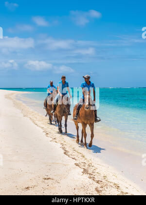 Le Morne, Mauritius - 7 Dicembre 2015: Uomini corsa dei cavalli su Le Morne Beach, una delle più belle spiagge dell'isola di Maurizio e il sito di molti turismo fac Foto Stock