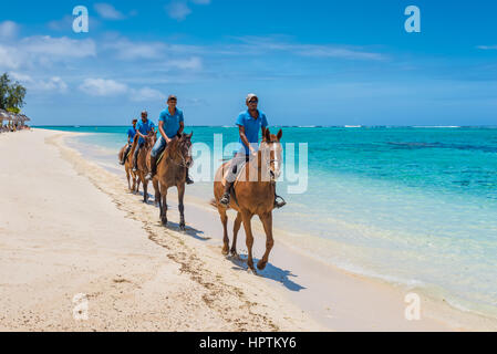 Le Morne, Mauritius - 7 Dicembre 2015: Uomini corsa dei cavalli su Le Morne Beach, una delle più belle spiagge dell'isola di Maurizio e il sito di molti turismo fac Foto Stock