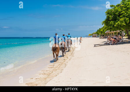 Le Morne, Mauritius - 7 Dicembre 2015: Uomini corsa dei cavalli su Le Morne Beach, una delle più belle spiagge dell'isola di Maurizio e il sito di molti turismo fac Foto Stock