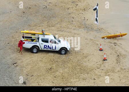 Newquay Cornwall , Regno Unito - Luglio 01, 2016: Royal National scialuppa di salvataggio istituto sul veicolo surfers beach Foto Stock