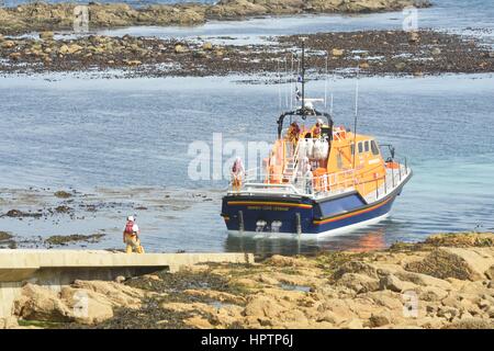 Sennen Cove Cornovaglia , Regno Unito - Luglio 02, 2016: RNLI scialuppa di salvataggio di ritornare su rampa Foto Stock