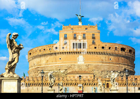 Gli angeli su Ponte Sant Angelo inquadrando il Castello di Sant'Angelo, nel parco Adriano district, Roma, Italia Foto Stock