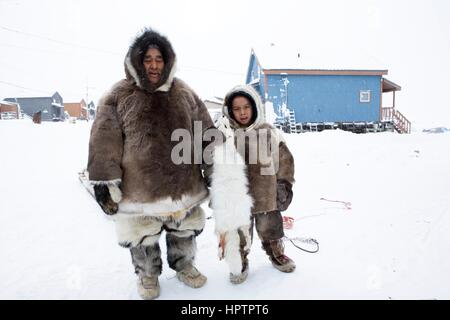 Inuit del Canada sono a caccia di animali da pelliccia per Foto Stock