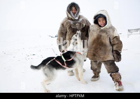 Inuit del Canada sono a caccia di animali da pelliccia per Foto Stock
