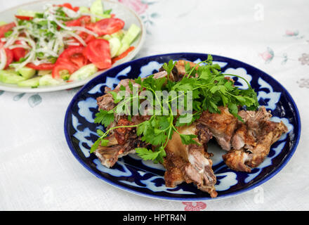 Uzbek tradizionali grigliate di carne di agnello con erbe e verdure Foto Stock