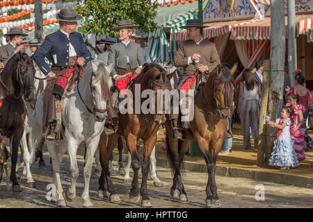 Siviglia, Spagna - Apr, 25: uomini vestiti in costumi tradizionali a cavallo e la celebrazione di Siviglia fiera di aprile su Aprile 25, 2014 a Siviglia, Spagna Foto Stock