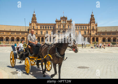 Siviglia - 20 aprile: turisti corsa su carrozza attorno a Plaza de Espana Sevilla il 20 aprile 2015 a Siviglia, Spagna. Foto Stock