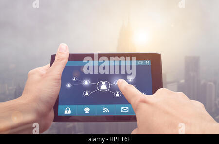 Dito tablet touch screen con social network Foto Stock