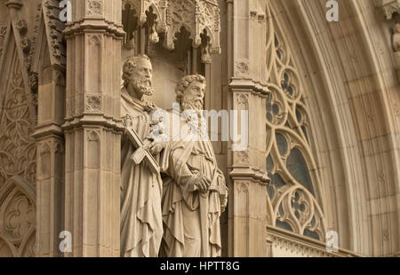 Le statue sulla cattedrale di Barcellona Foto Stock