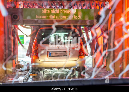 Auto in una stazione di autolavaggio automatico, sito di essiccazione ad aria calda, impianto di essiccazione rotante panno, Foto Stock