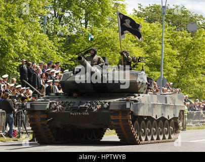 Leopard 2A6 battaglia principale serbatoio dell'esercito finlandese nella Giornata di bandiera nazionale di sfilata in Turku il 4 giugno 2016. Foto Stock