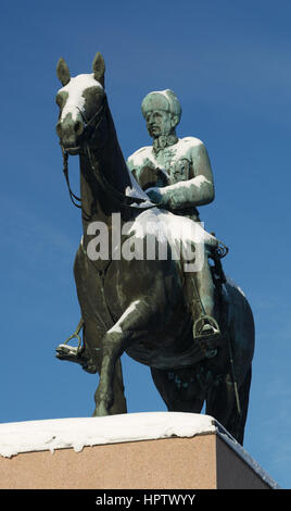 Neve decora la statua equestre del maresciallo C.G.E. Mannerheim nel centro di Helsinki. Foto Stock