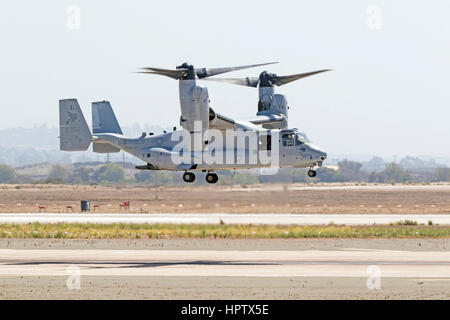 Elicottero aereo MV-22 Osprey battenti al 2016 Miramar Air Show a San Diego, California Foto Stock