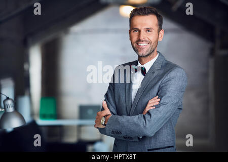 Manager di successo, imprenditore in piedi in ufficio Foto Stock