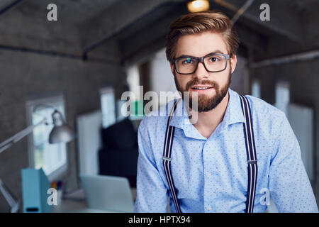 Ritratto di designer belli con gli occhiali in ufficio Foto Stock