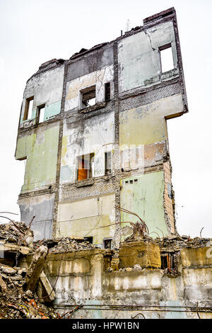 Pezzi di metallo e pietra sono fatiscenti dal demolito palazzo. Foto Stock