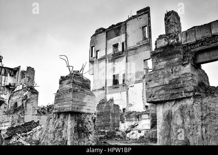 Pezzi di metallo e pietra sono fatiscenti dal demolito palazzo. Foto Stock