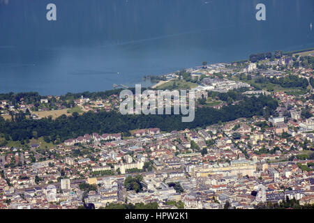 La città di Aix-les-Bains (Francia orientale) e il lago di Bourget Foto Stock