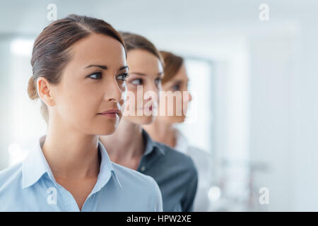 Ambizioso business donne in posa e guardando lontano, leadership e empowerment delle donne concept Foto Stock