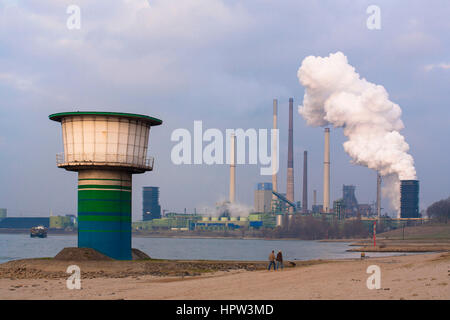 Germania, Duisburg-Bruckhausen, Torre dell'acqua punto di aspirazione per l'estrazione di acqua potabile presso il fiume Reno, la cokeria Schwelgern Foto Stock