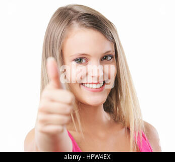 Felice, ragazza bionda, sorridere mentre dando il pollice in alto gesto Foto Stock