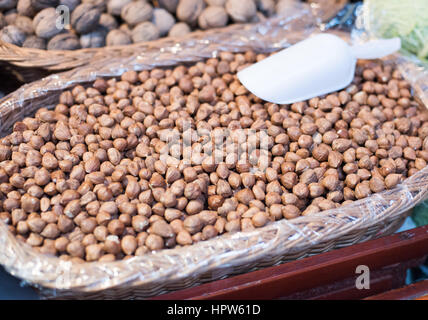 Le nocciole sono venduti sul mercato. Frutta secca Foto Stock