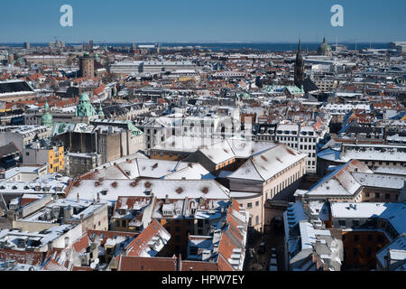 Copenaghen paesaggio invernale dopo la neve presa dal municipio vista a est verso la torre rotonda, Rundetaarn , Nikolaj Kunsthal e Københavns Byret Foto Stock